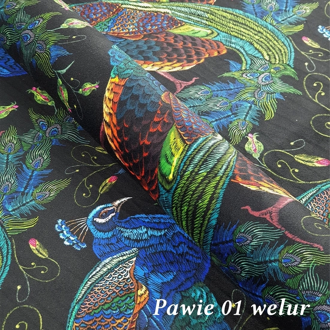 czarny-welur-z-egzotycznym-wzorem-pawi