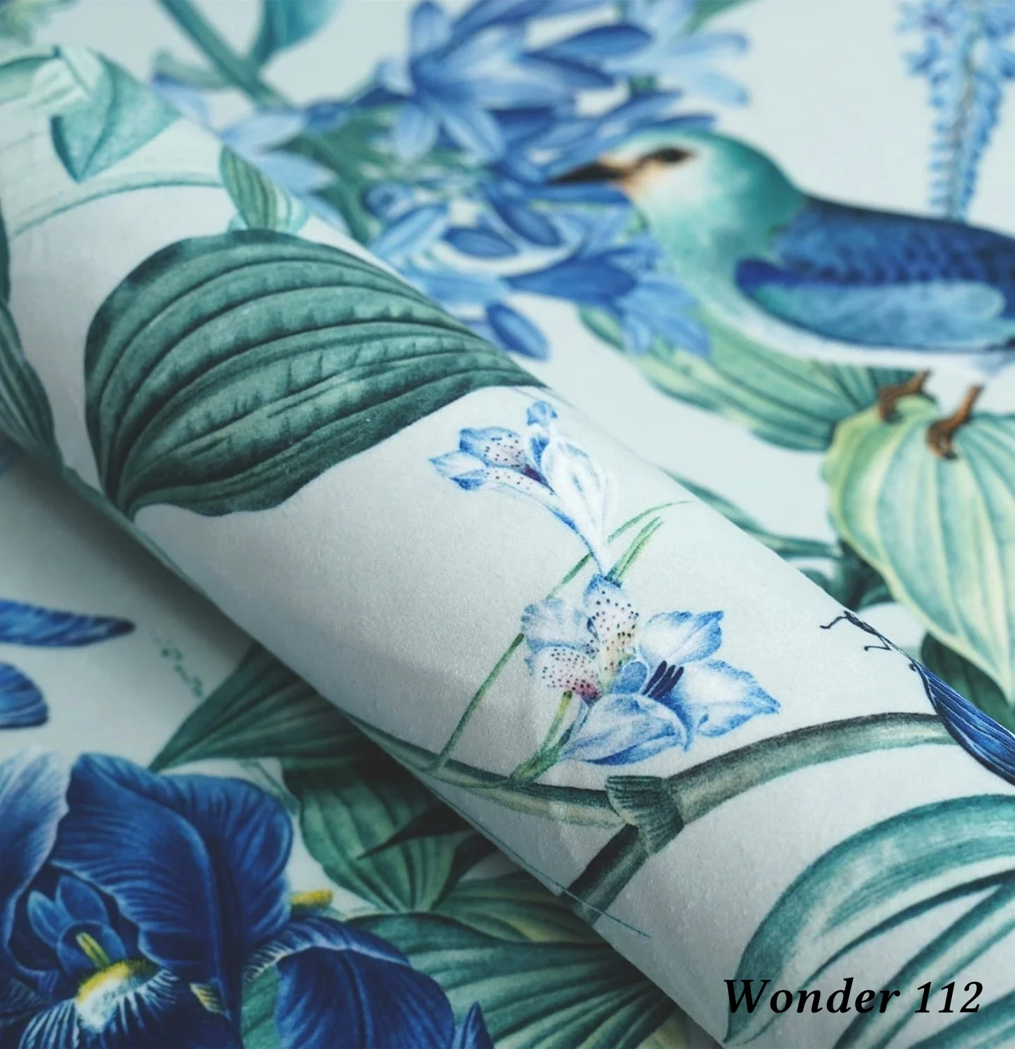 Tkanina Wonder 112 – granatowe irysy na miętowym tle